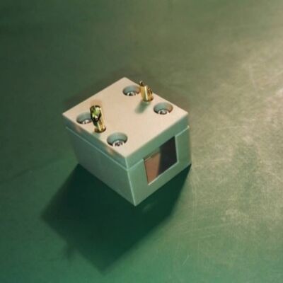 구입하다 LN (LiNbO3) 포켈 셀 ∙ 높은 전기 광학 계수, 낮은 반파 전압, 높은 손상 문턱, AR 코팅, Q 스위치, 단계 변조기, 레이저 통신 및 산업 레이저 시스템 온라인 제조